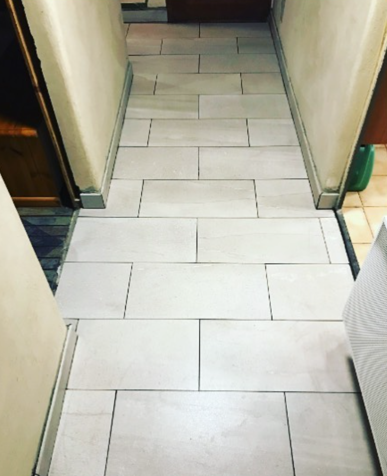 Carrelage clair posé dans un couloir intérieur