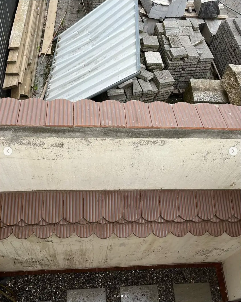Détail des couvertines posées sur le mur