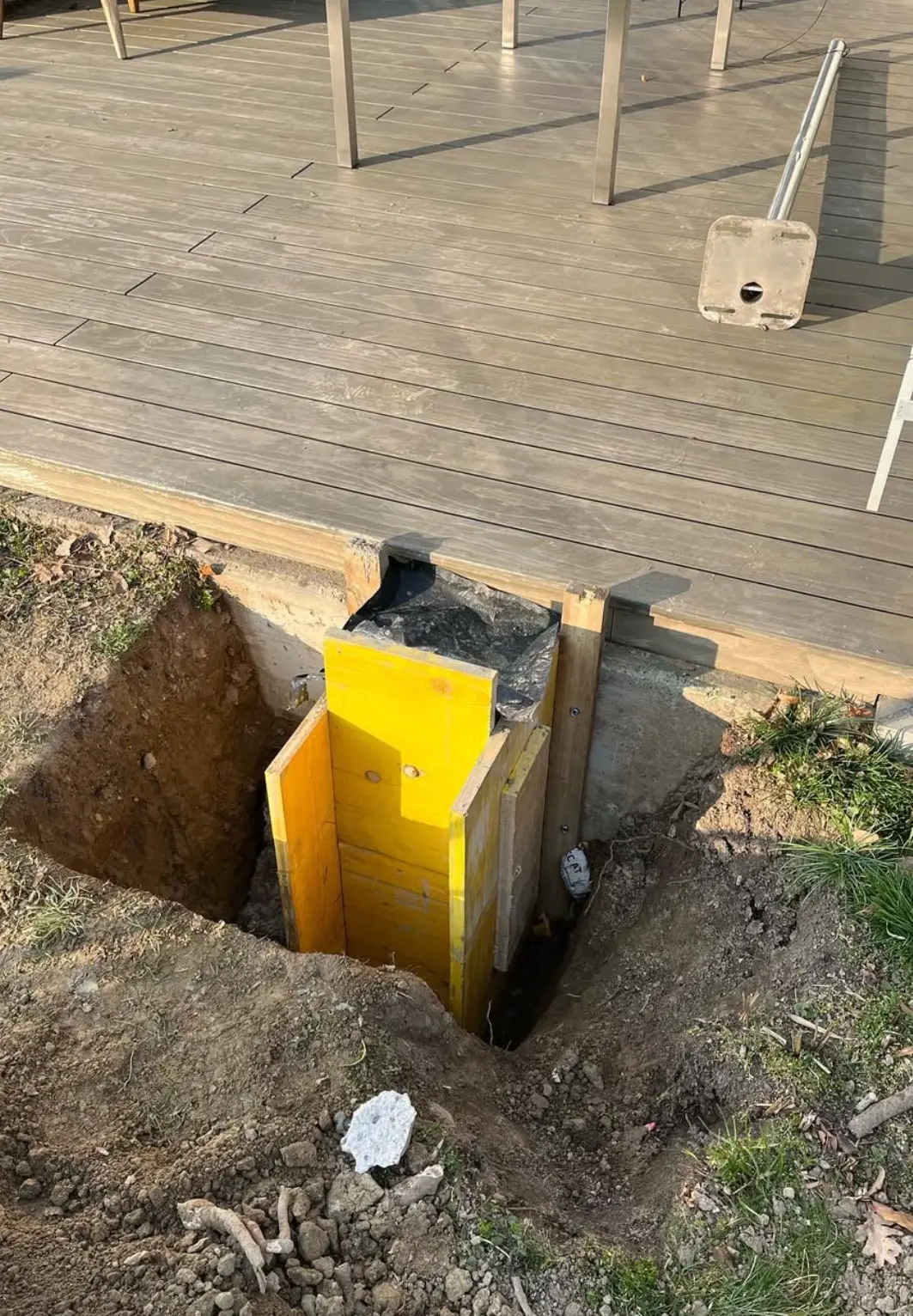 Coffrage d’un pilier en béton au bord de la terrasse