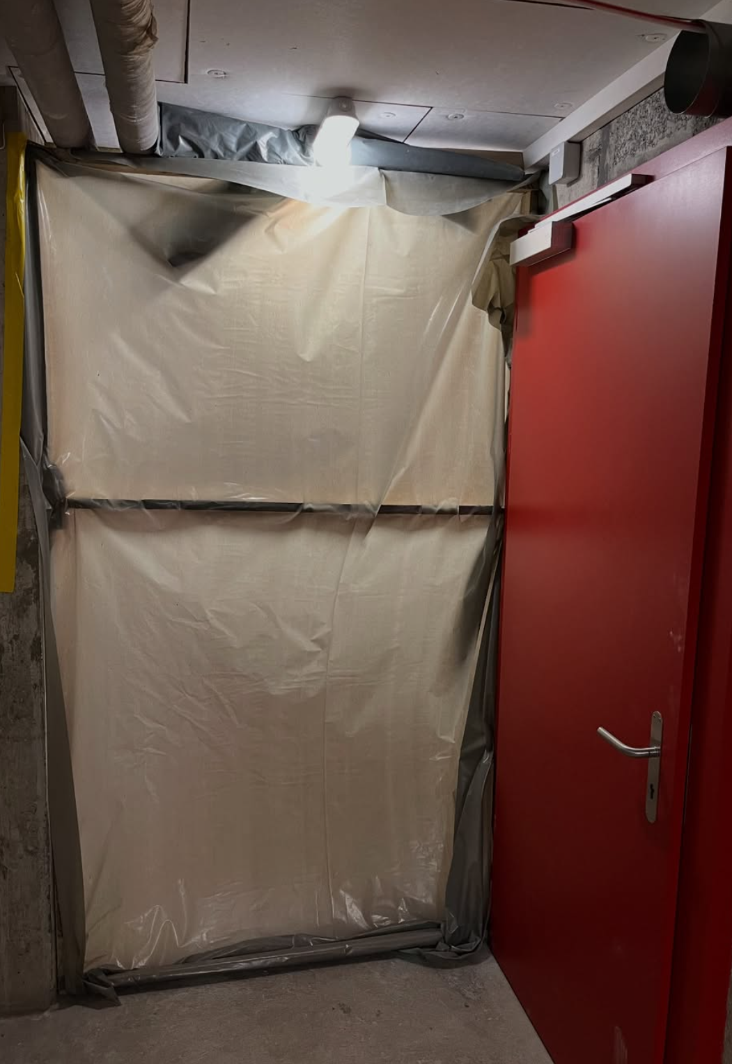 Protection de la zone de passage devant la porte