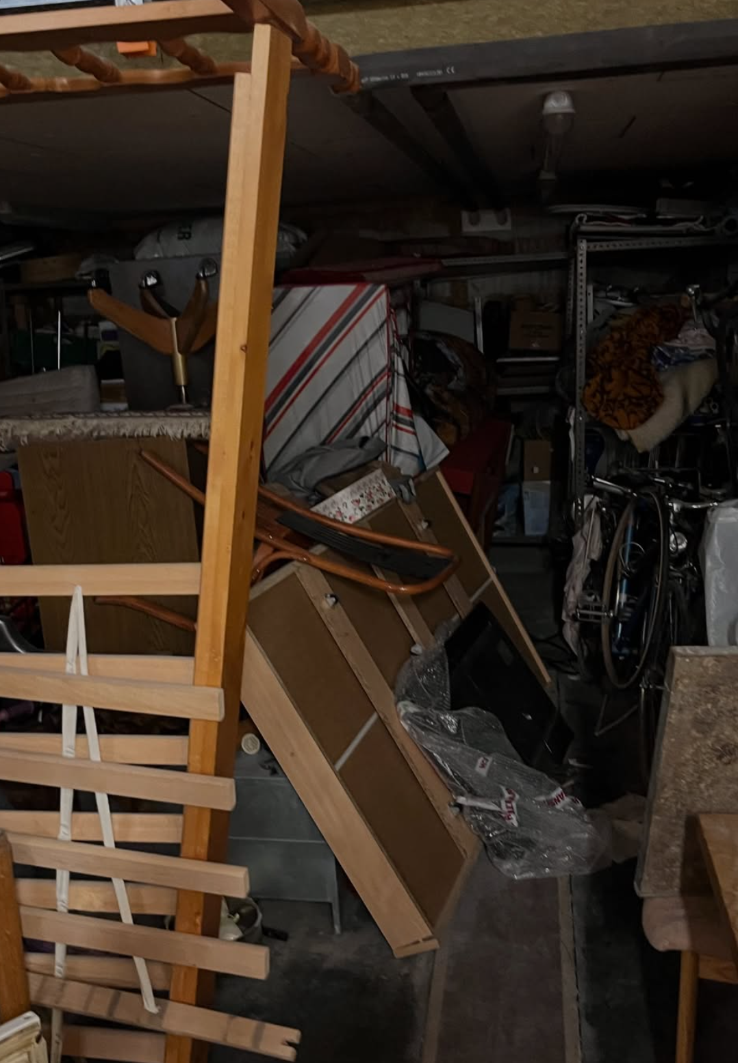 Sous-sol encombré de mobilier avant le tri