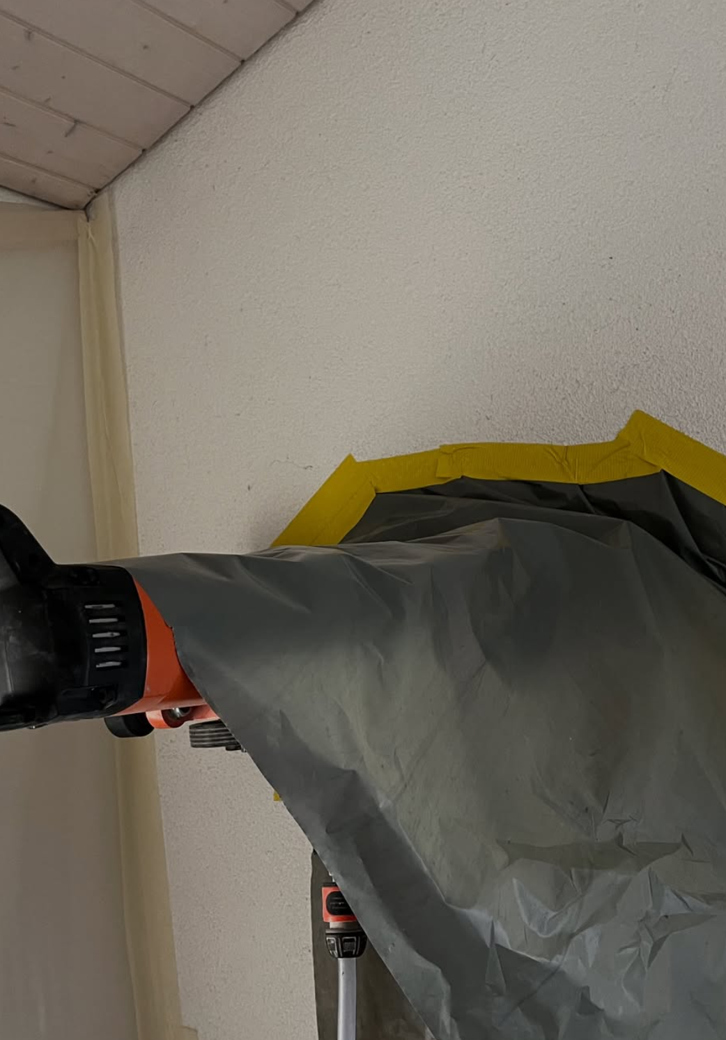 Protection mise en place autour de la zone de carottage dans la cuisine