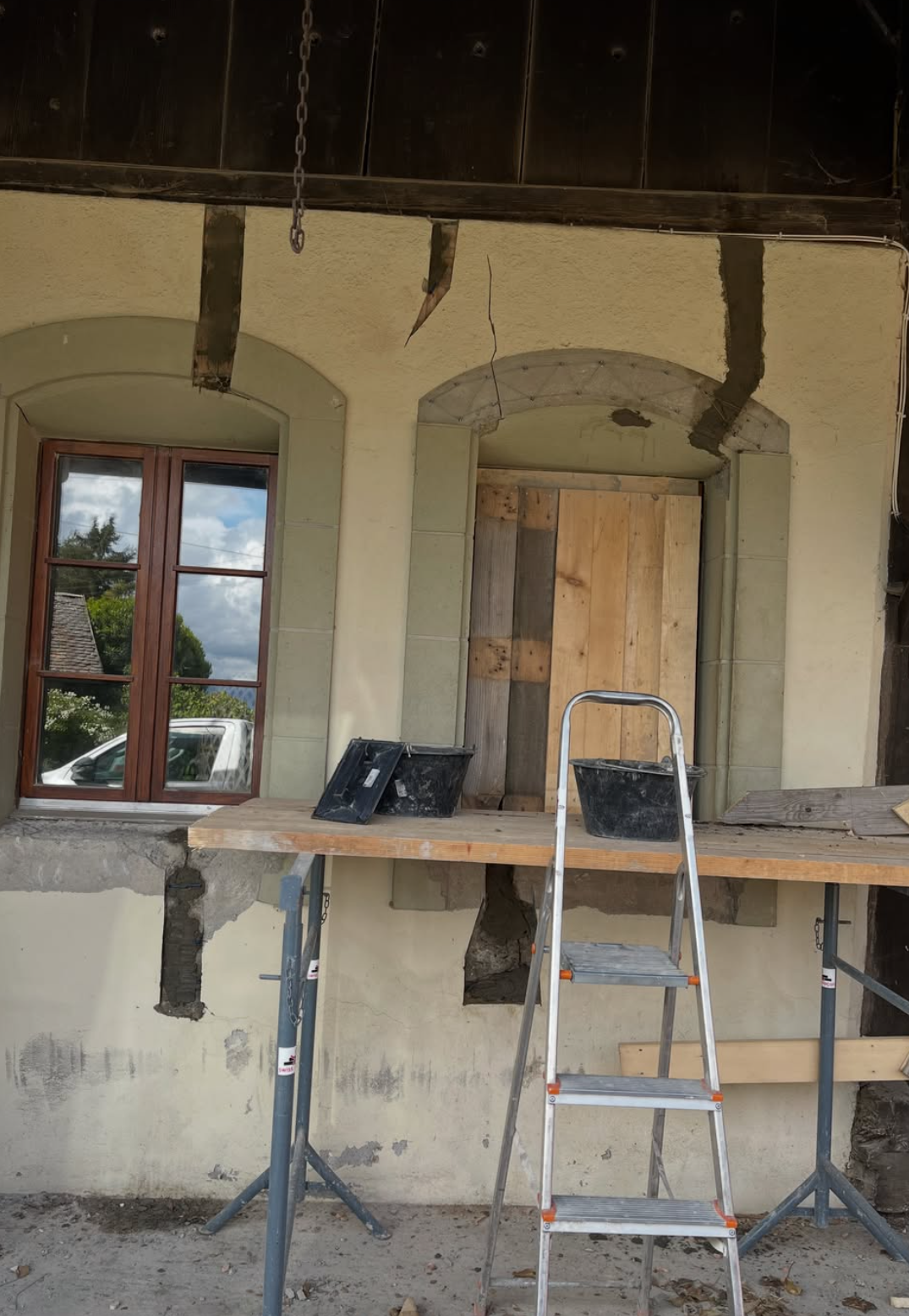Façade de la ferme avant intervention, ouverture obturée et maçonnerie dégradée