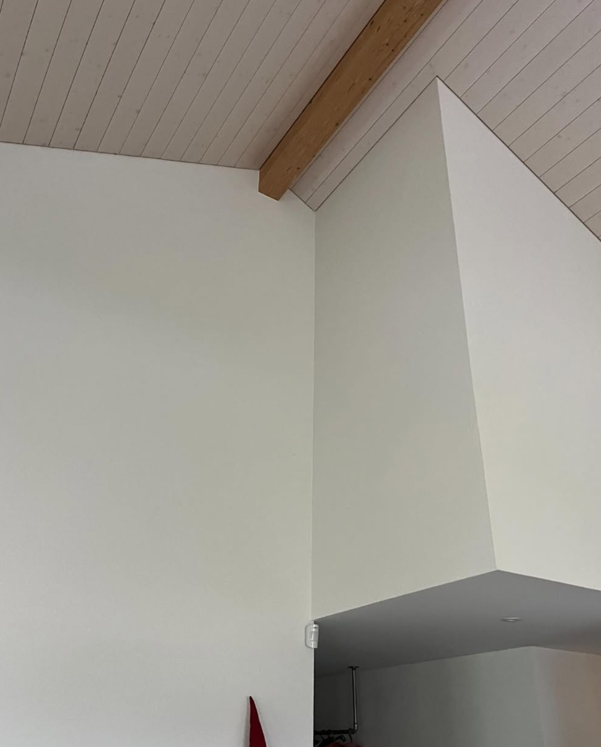 Paroi avant percement, sous la charpente en bois