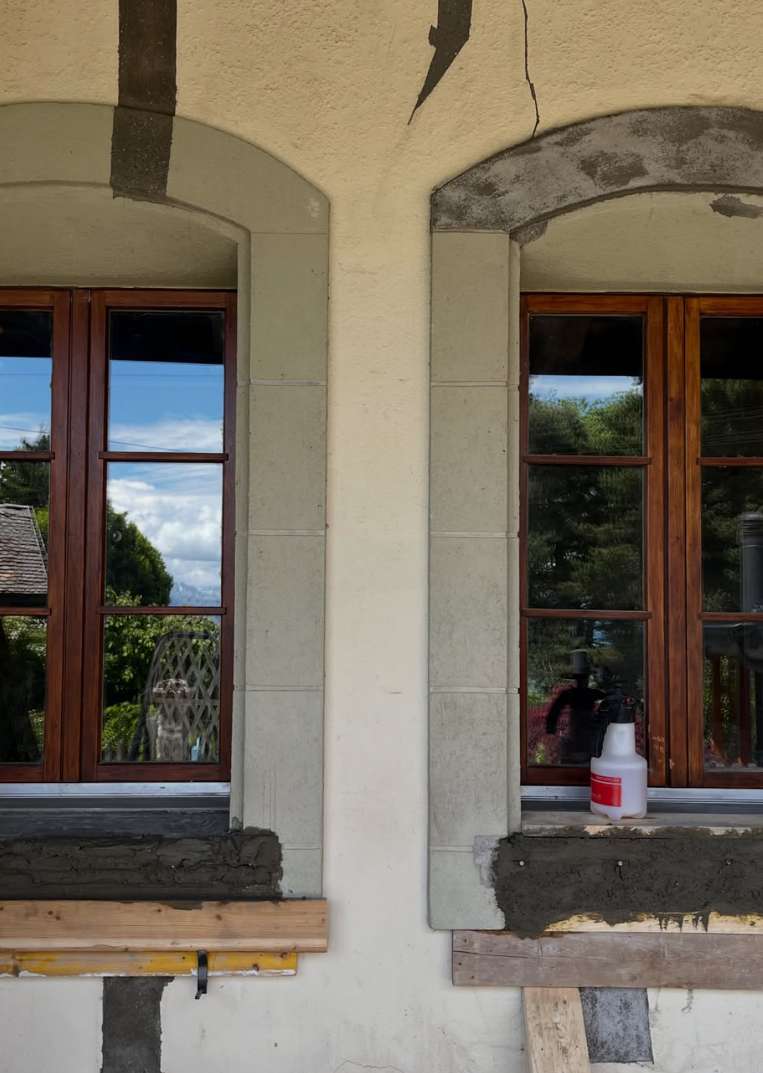 Tablettes et embrasures de fenêtre reconstruites après reprise de la façade