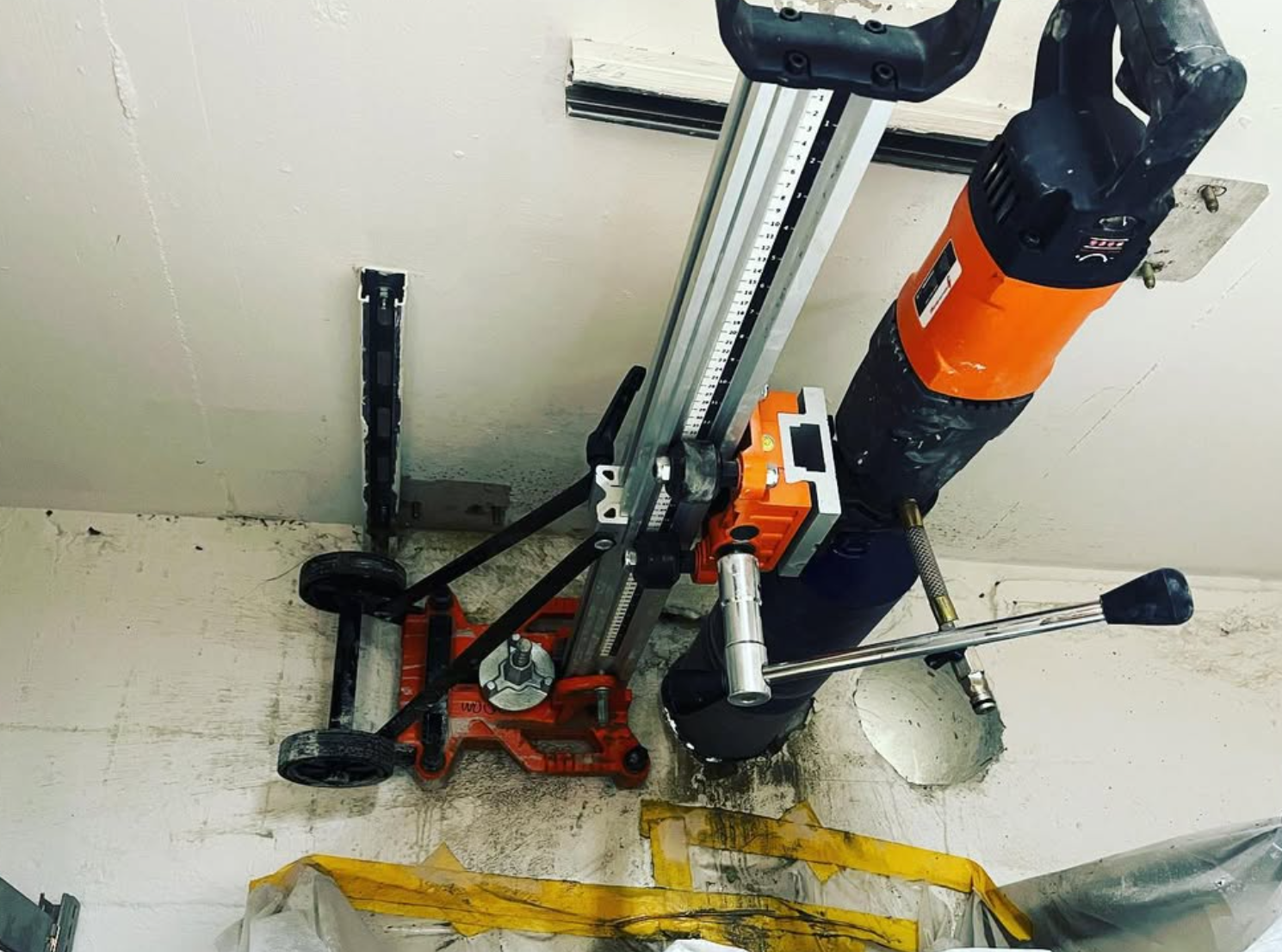 Foreuse sur bâti installée pour un carottage dans les sous-sols de Coop City Saint-Laurent