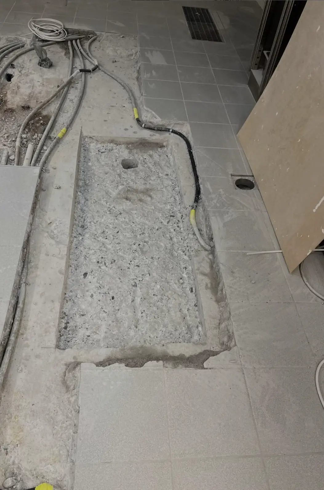 Ouverture de la dalle, gravats et conduites apparentes