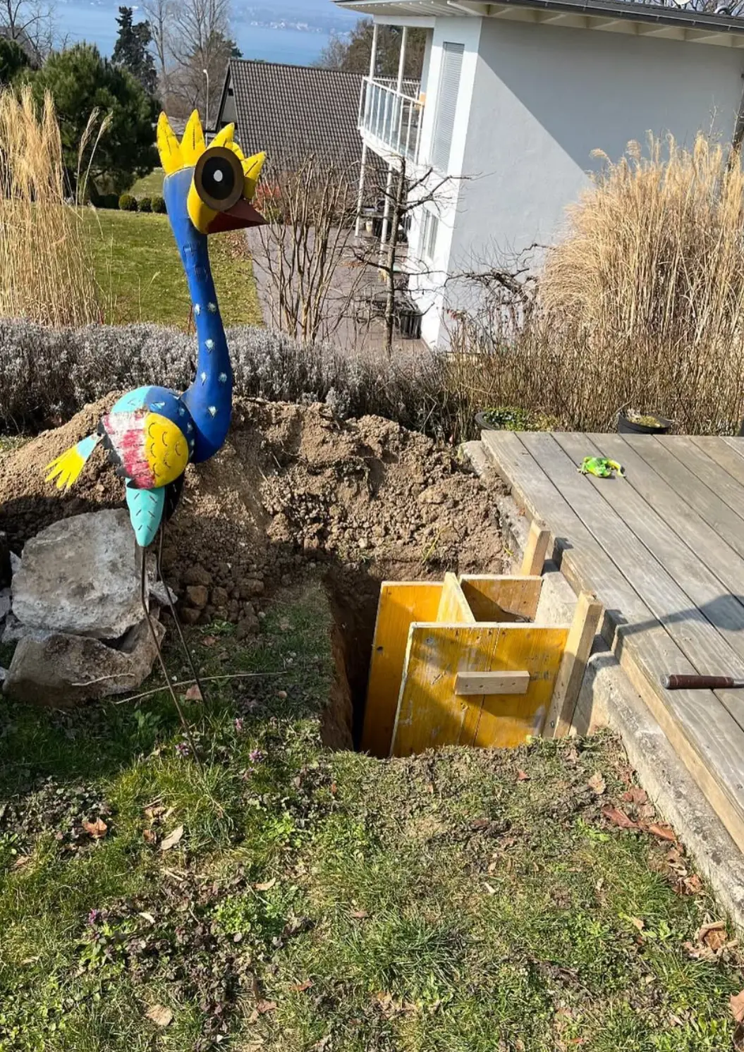 Deuxième coffrage de pilier installé dans le jardin près de la terrasse
