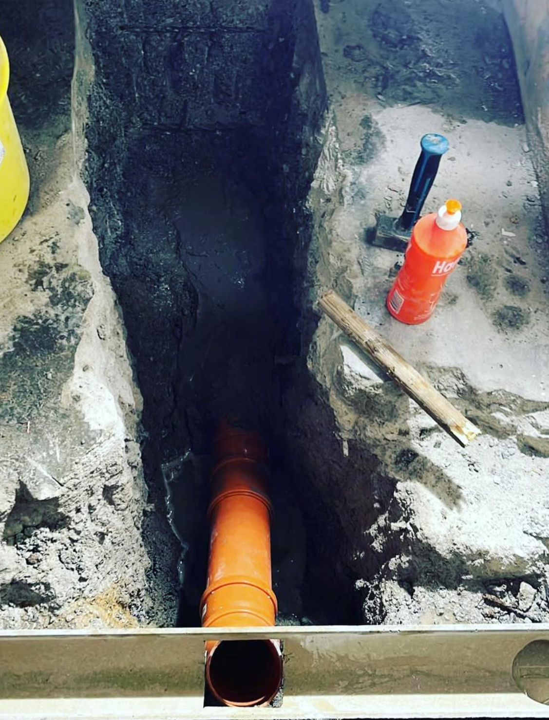 Nouvelle conduite d’évacuation installée sous le caniveau