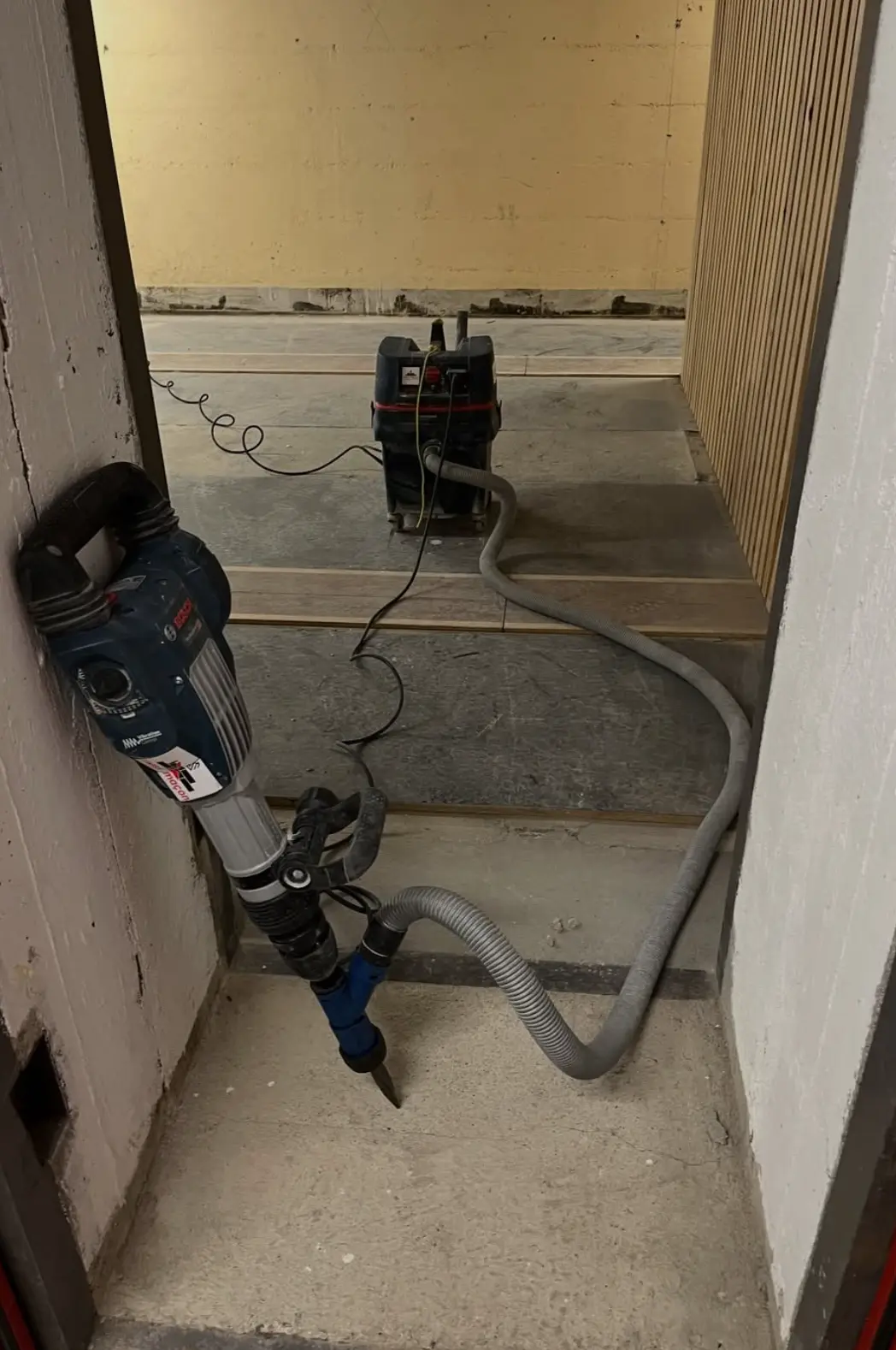 Travaux de piquage au marteau avec aspiration